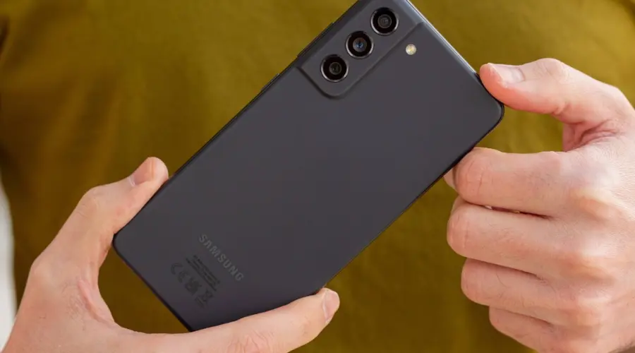  The triple-camera system consists of a 12MP+8mp+12mp