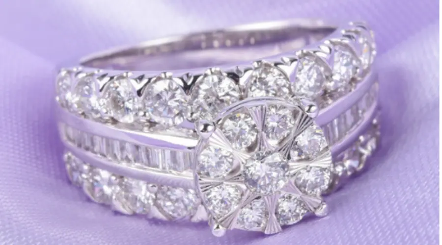  Your wedding day is incomplete without this shiny, shimmery and beautiful diamond wedding ring.