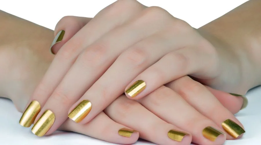 Golden Swirls Nail art