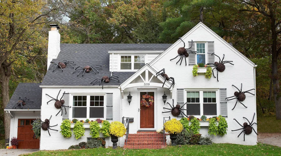 Outdoor Halloween Decorations: Making a Grand Entrance